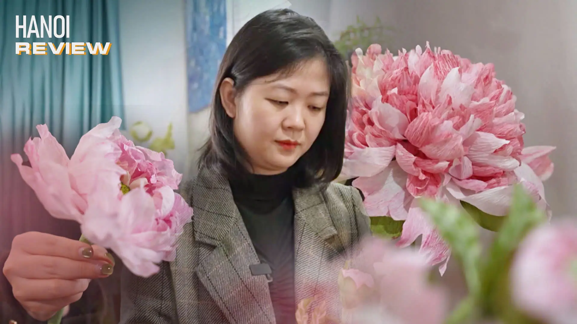 Trải nghiệm làm hoa giấy bằng giấy nhún | HANOI Review | 24/10/2025